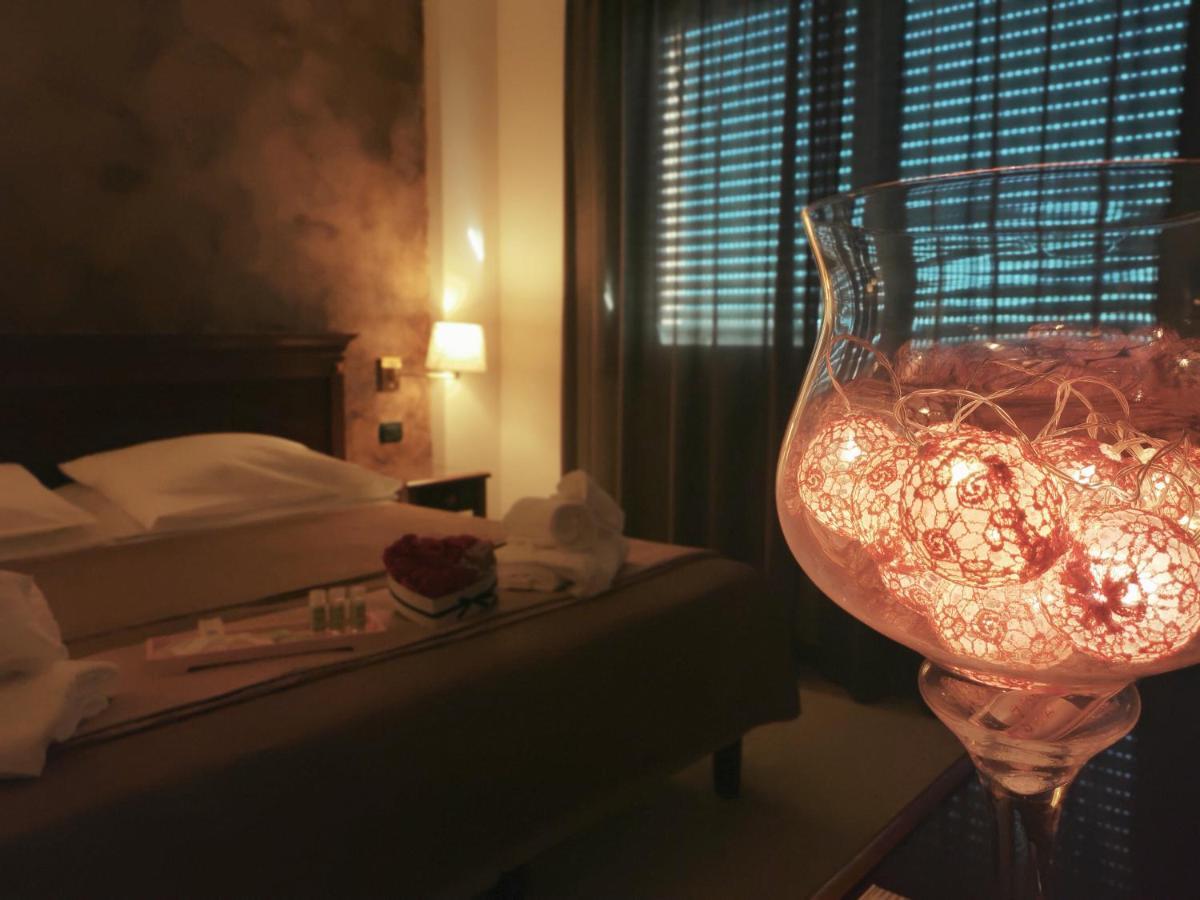 Hotel Fidenza Bagian luar foto