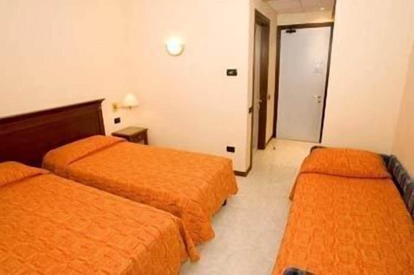 Hotel Fidenza Bagian luar foto