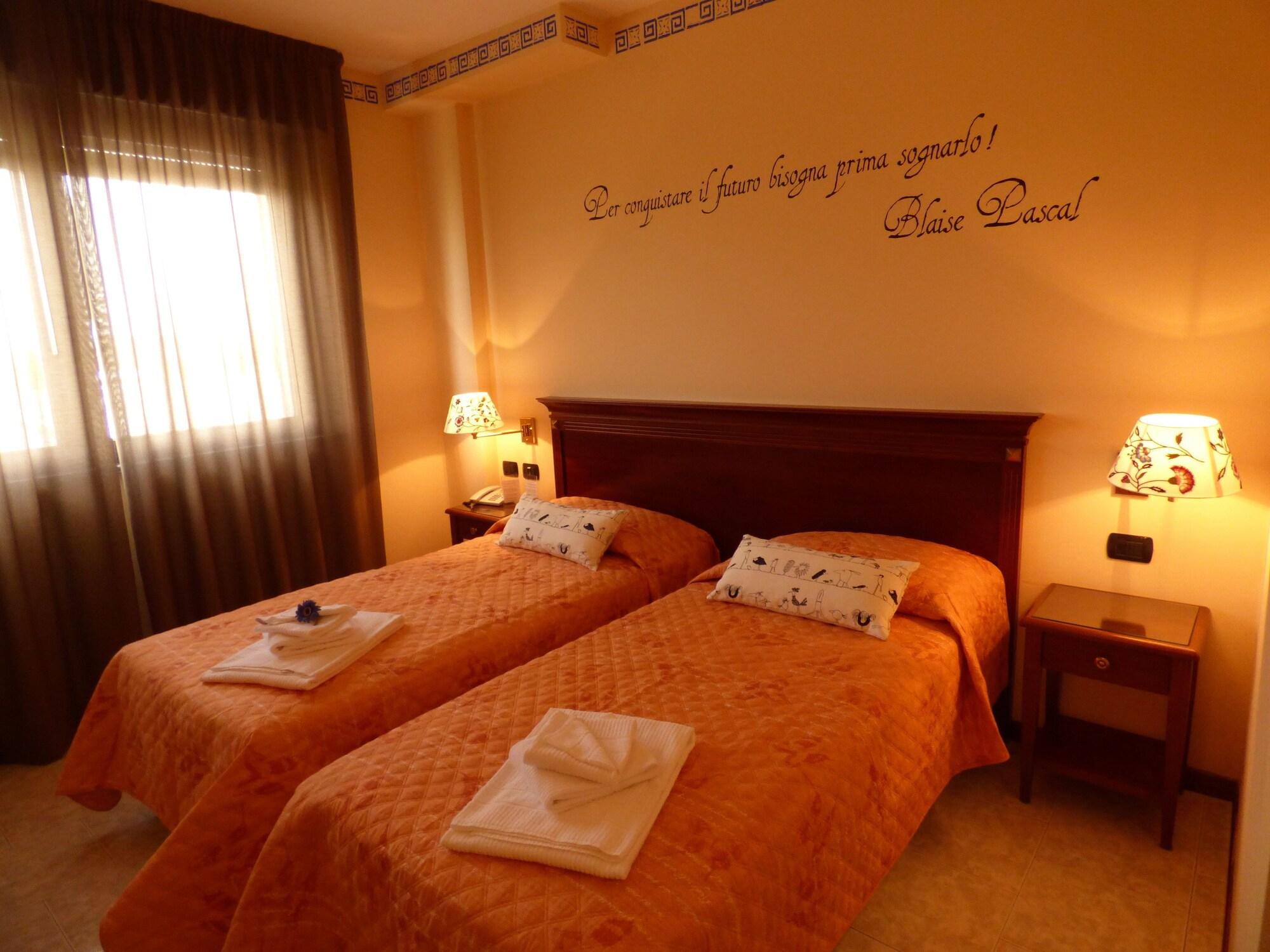 Hotel Fidenza Bagian luar foto