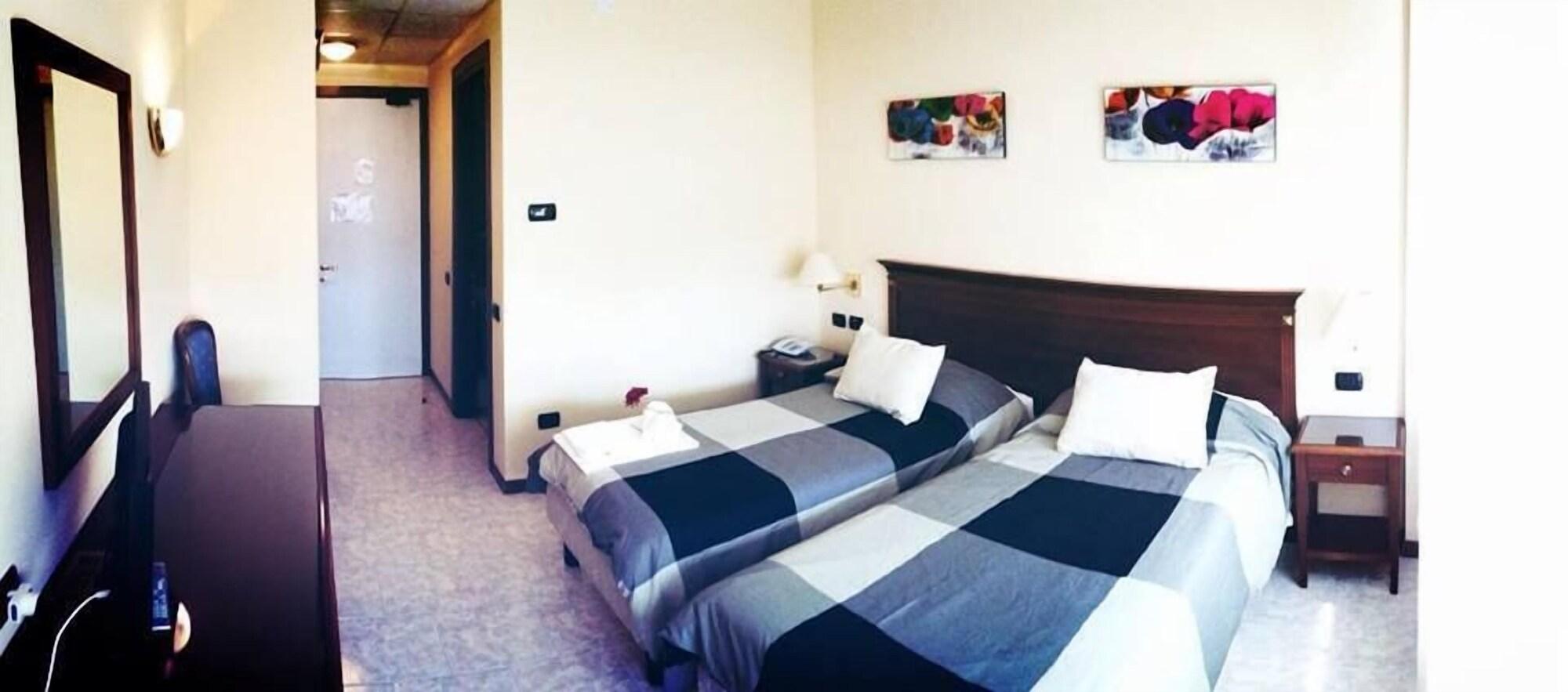 Hotel Fidenza Bagian luar foto