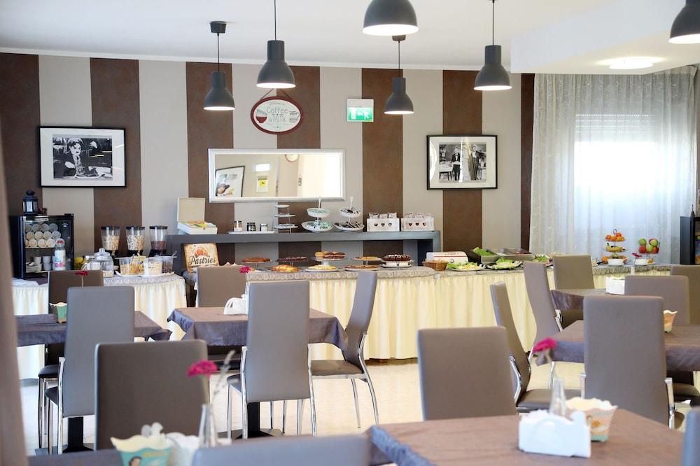 Hotel Fidenza Bagian luar foto