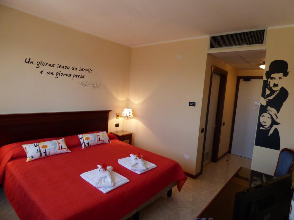 Hotel Fidenza Bagian luar foto