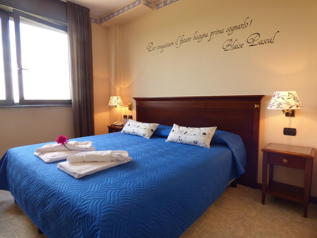 Hotel Fidenza Bagian luar foto