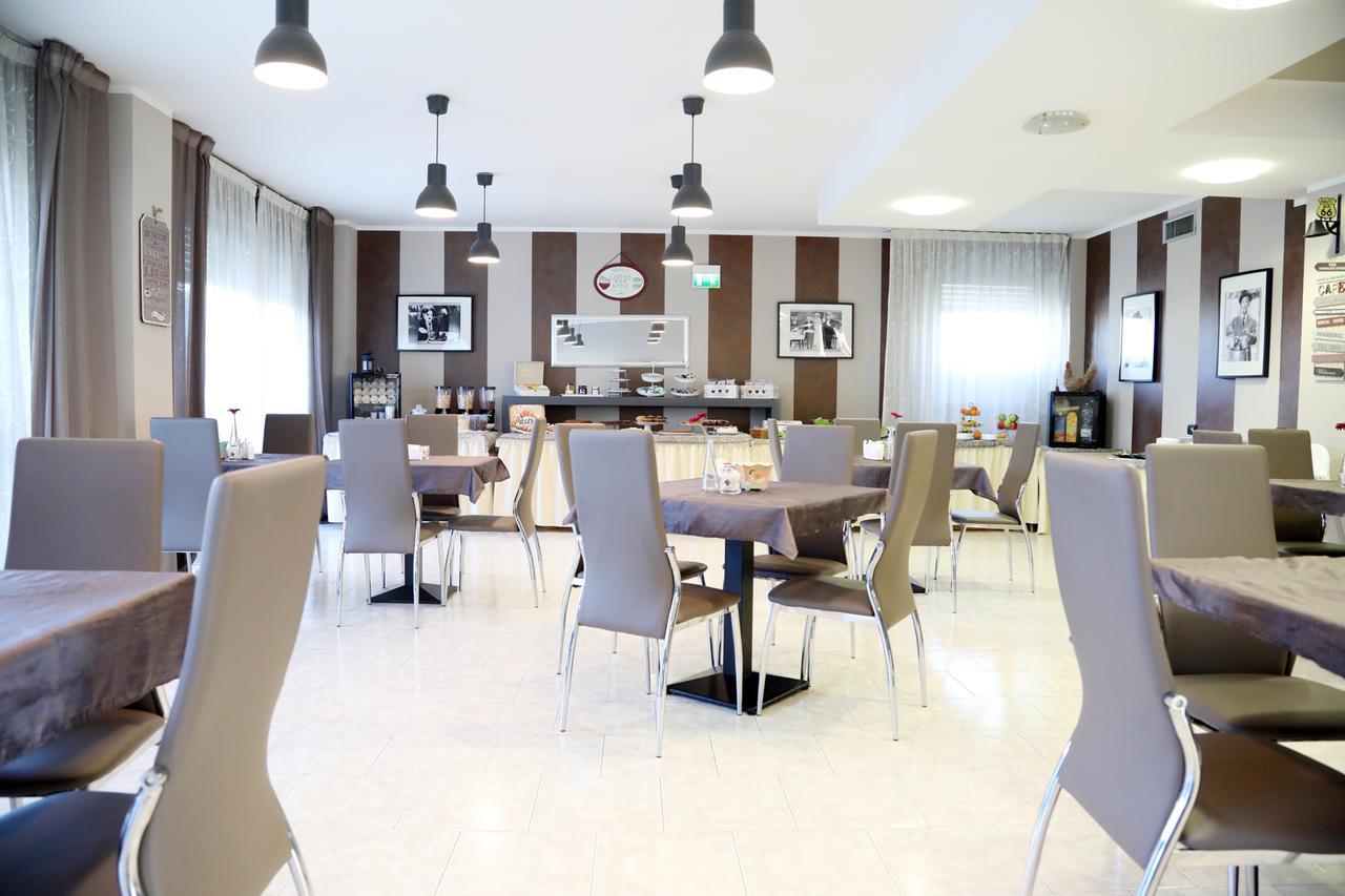 Hotel Fidenza Bagian luar foto